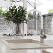 Снимка на Стоящ смесител за кухня с гъвкав PVC бял чучур Zumba FERRO