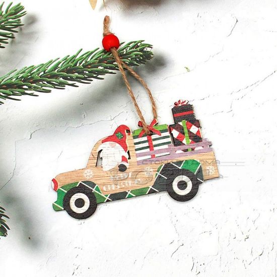 Снимка на Дървена коледна играчка за закачане камионче